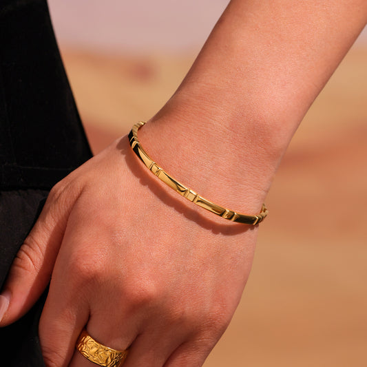 Thin Circle Clasp Bracelet in 18K Gold Plated Stainless Steel - Euro-American Fashion Slim Bangle, Hypoallergenic and Colorfast Light Luxury Jewelry for Women-ALB